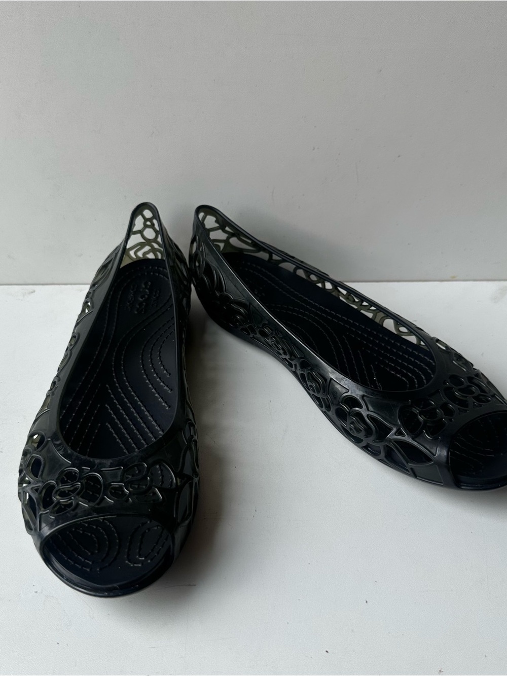 Crocs Women’s Black Floral Cutout Peep Toe Jelly Flats Comfort Shoes Size 7 W - Picture 2 of 10